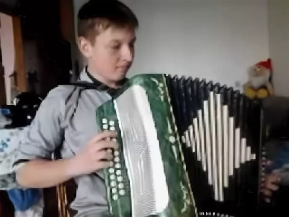 Бумер на гармошке. Бумер на гармони. бумер на детской гармошке. бумер под гармонь в автобусе. бумер на гармони по цифрам.
