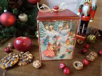 В коробке с елочными игрушками лежит 18