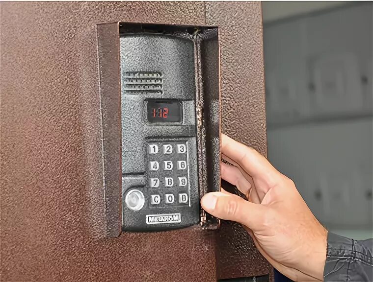 Подъездные домофоны hikvision. Двери неман подъездные двери. Железные двери подъездные. Кантемировская 25 домофон. Дверь в подъезд с домофоном.