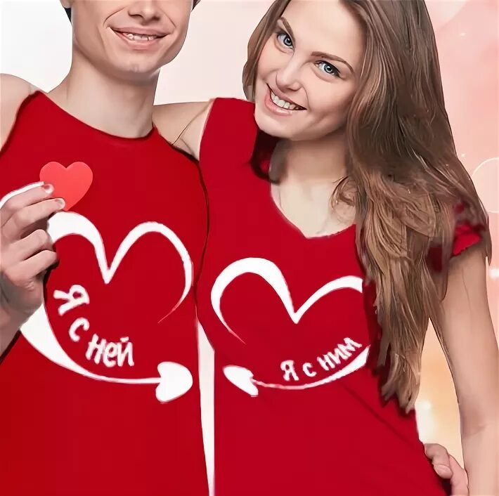 Пара в одинаковых толстовках. Парные футболки для влюбленных. Ники для влюбленных пар. Парные футболки для влюбленных аниме. Парные толстовки для двоих.
