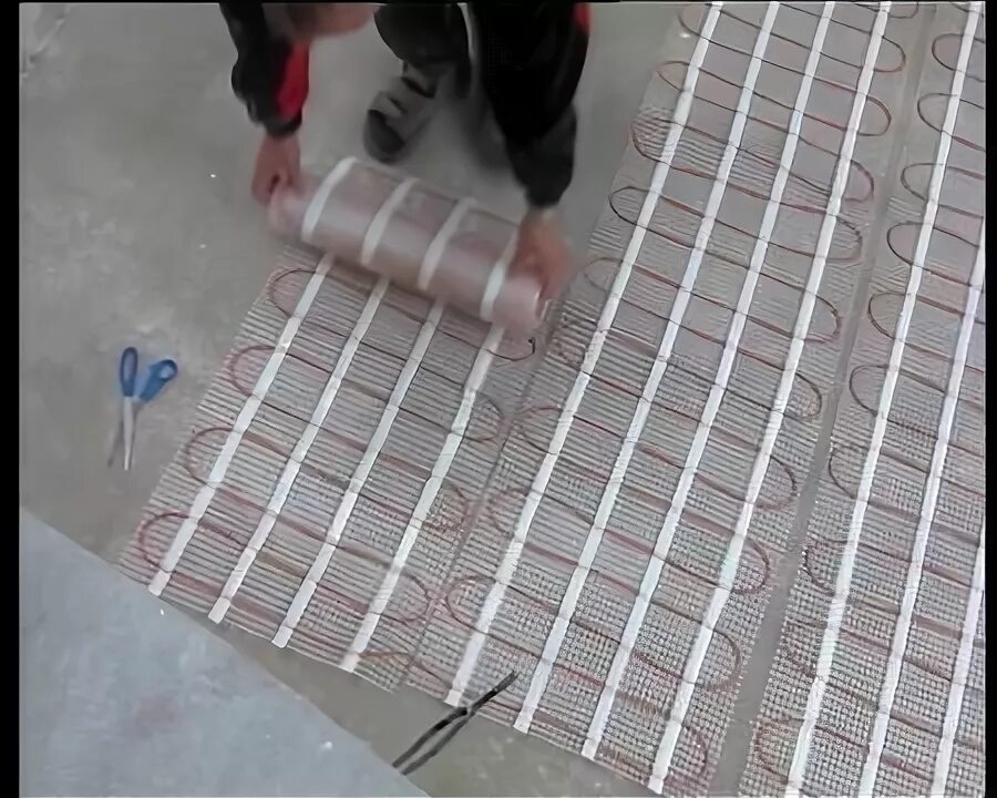 Укоротить теплый пол электрический. Греющий кабель iq floor cable. Соединение листов пленочного пола. Как обрезать теплый пол. Укладка электрического кабеля тёплого пола devi.