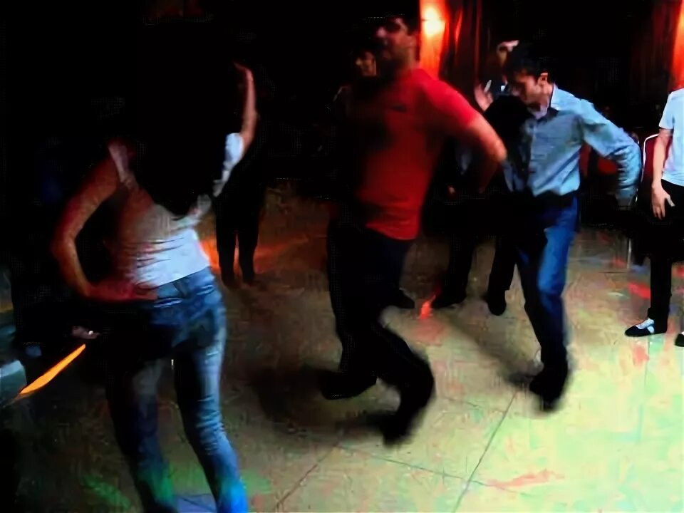 Кавказцы на улице. Дагестанская девушка танцует. Кавказские бандиты. Армяне гуляют. Улочки турции с людьми.