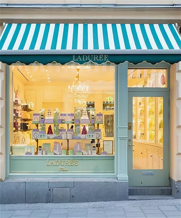 Витрина магазина с улицы. Laduree фасад. витрина магазина сладостей. витрины для конфет для магазина. витрины кондитерских магазинов.