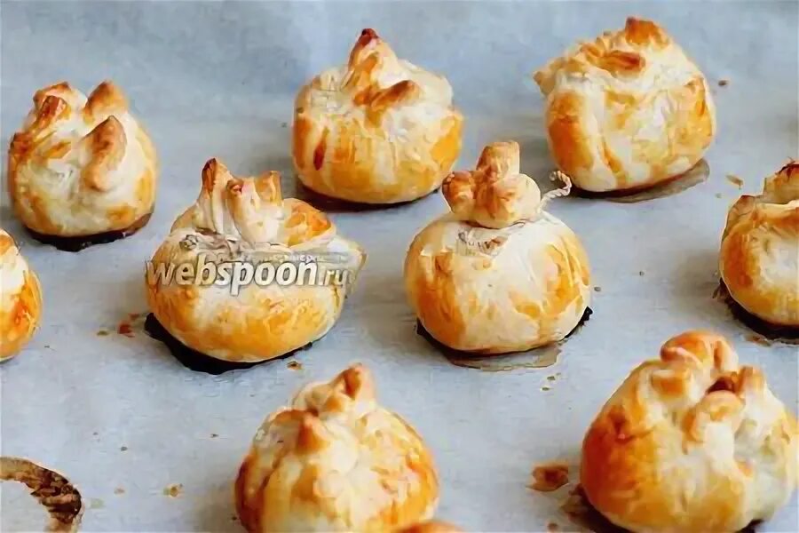 Слоеные мешочки с курицей. Овощи в мешочке из теста. мешочки с мясом из слоеного теста. мешочки с фаршем и картошкой в духовке. мешочки из теста с мясом и картошкой в духовке.
