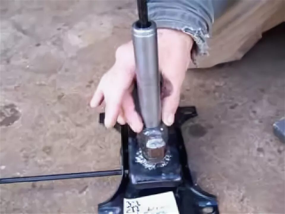 Газлифт для кресла chairman 1335. Сломанная крестовина кресла. Газлифт провалился крестовины компьютерного кресла. Втулка 28x48 для газлифта офисного кресла stl. Как достать газлифт из кресла.