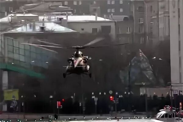 Почему сейчас летают вертолеты. Военные вертолеты над Москвой. Красный вертолет над Москвой. Вертолеты над Москвой сейчас. Москва летают вертолеты.