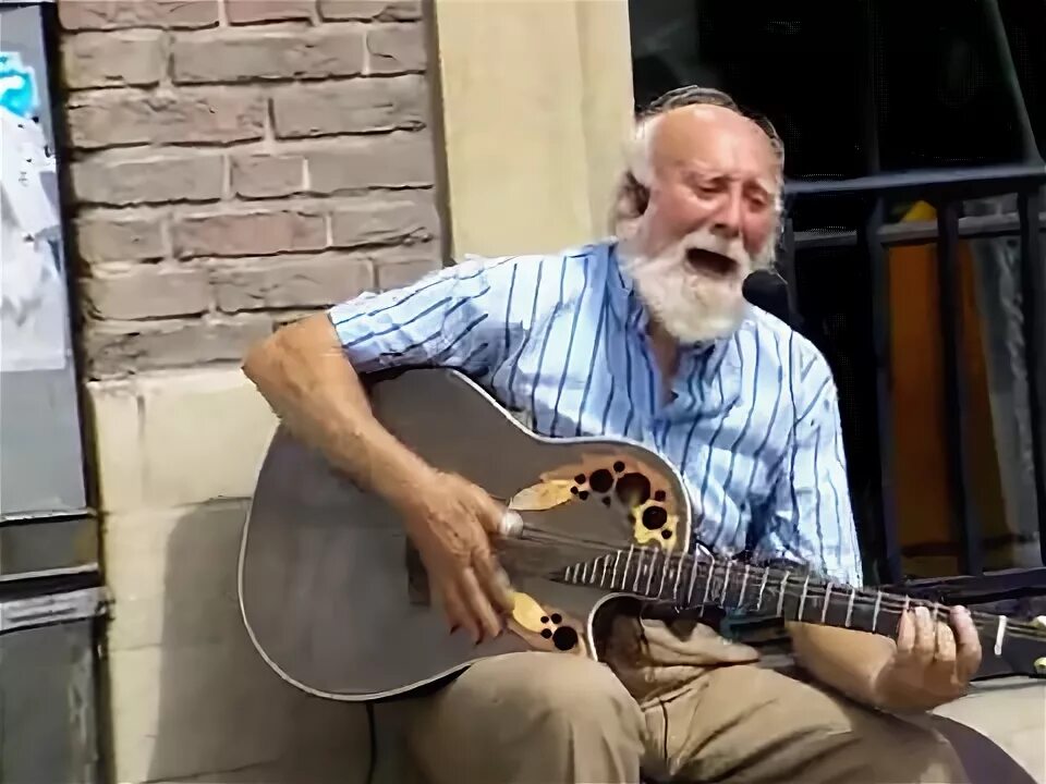 Деда исполняет. Старик с гитарой. Дед гитарист. Старый дед с гитарой. Старики поют.