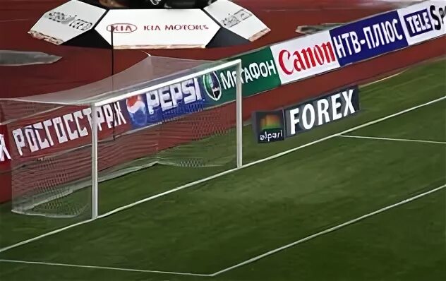 Реклама на футбольном стадионе. Инопланетные следы на полях. Поле вокруг аэропорта. Рекламные баннеры на стадионах. Поле для надписи.