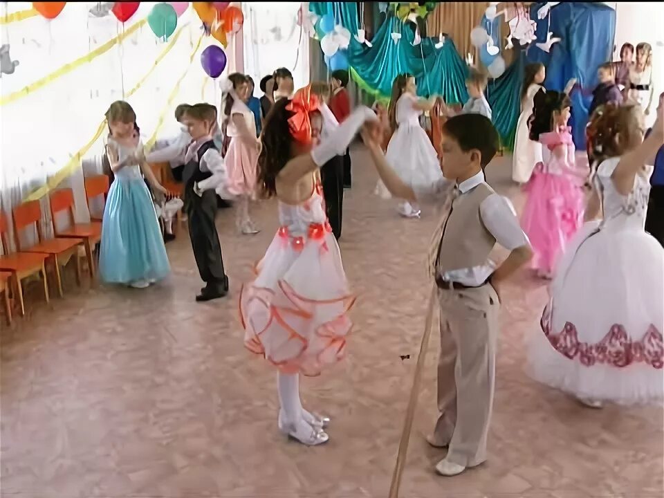 Детства первая ступенька песня. Красивый танец на выпускной в детском саду. Евтодьева вальс выпускной в детском.