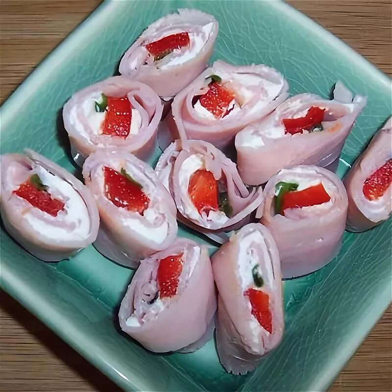 Рулетики из ветчины с творожным сыром. Закуска ветчинные рулетики. Рулетики с ветчиной. Ветчина с творожным сыром и чесноком рулетики. Рулетики с ветчиной и сыром и чесноком.