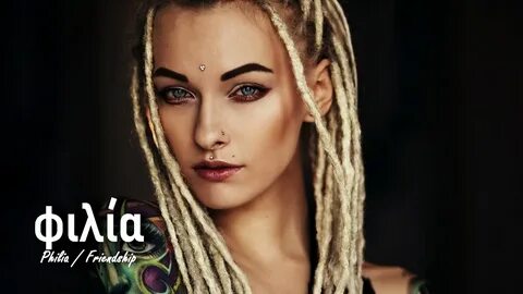 Девушка с дредами