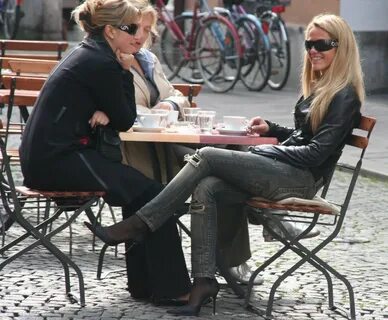 Viele Frauen tragen gerne normale Hosen oder Leggings. 