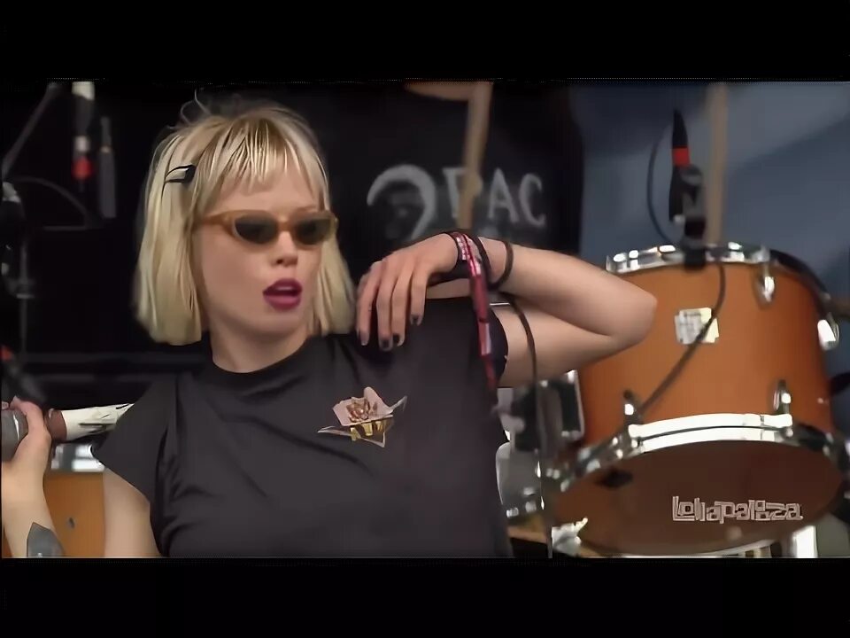 Crystal castles suffocation. Crystal castles lollapalooza. alice glass war of god lollapalooza.