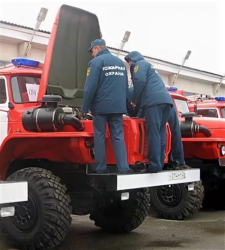 Средний ремонт пожарного автомобиля. Техническое обслуживание пожарных автомобилей. Эксплуатация пожарной техники. Пожарная машина на техобслуживании. МЧС аварийно-спасательная техника.