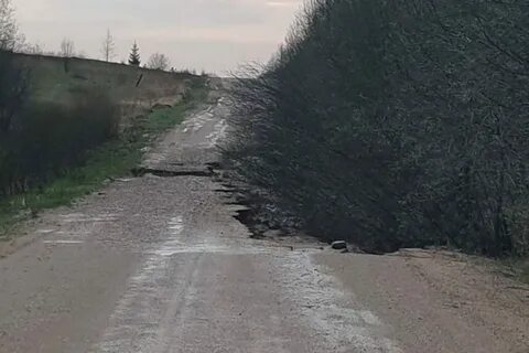 Ливень размыл круто поднимающуюся тропинку в гору
