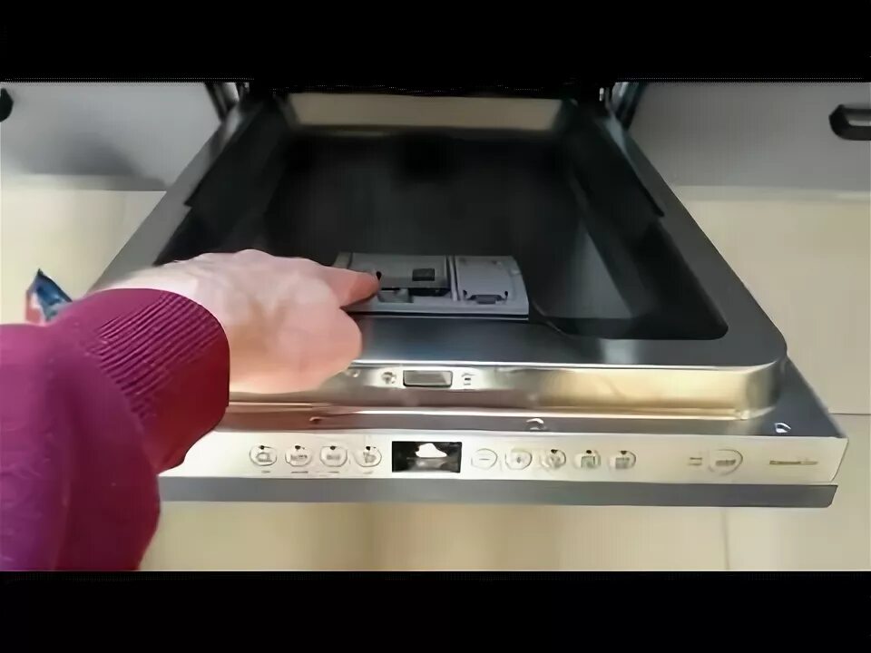 Включение посудомойки bosch. Первый запуск посудомоечной. Посудомоечная машина electrolux 840. Посудомоечная машина раз. Первый запуск посудомоечной машины аристон хотпоинт.