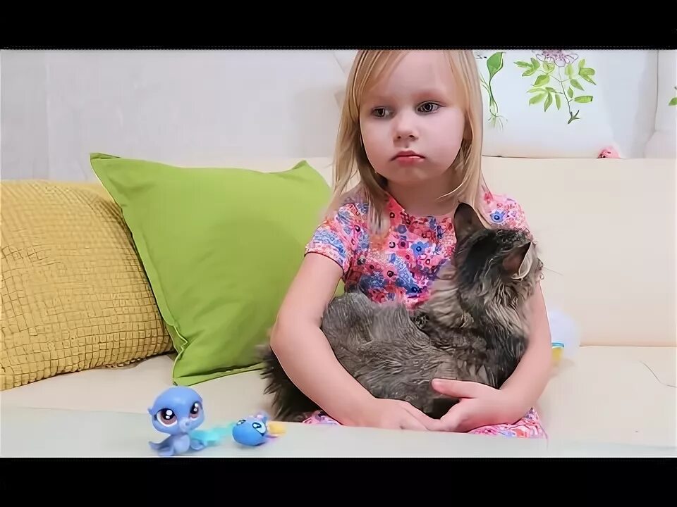 Покажи маленьких детей. Я алиса. Семья алиса мими лисса. Алиса покажи маленький. Алиса покажи игрушки.