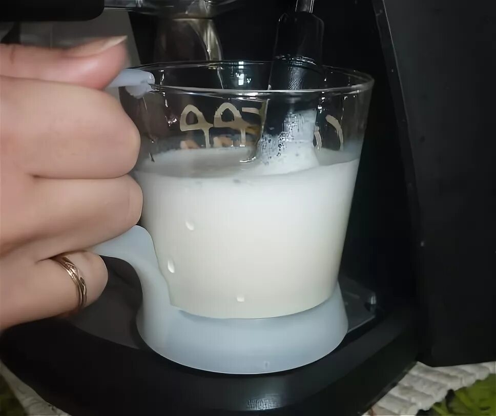 Почему капучинатор не вспенивает молоко в кофемашине. 460. Почему капучинатор не вспенивает молоко в кофемашине. Капучинатор взбивает молоко. Молоко для взбивания в кофемашине.