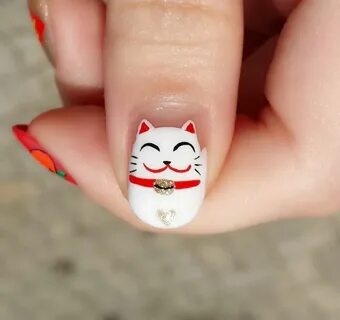 Коте на ногтях