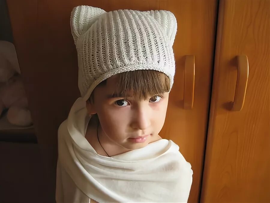 Девочкам шапки с ушками вязание. Маленькая квадратная шапка. шапка с ушками как у сынмина.