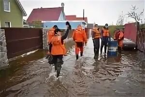 Фото подтопления жилых домов. МЧС спасает от наводнения. Подтопление населенного пункта. Спас от наводнения.