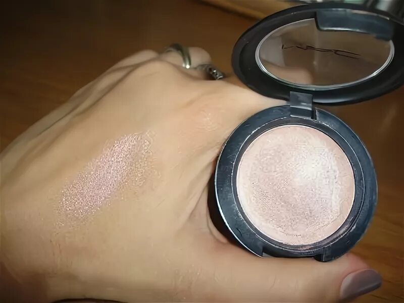 Mac shell. Mac shell хайлайтер. mac cream colour base shell. mac cream colour base свотчи. mac кремовый хайлайтер.