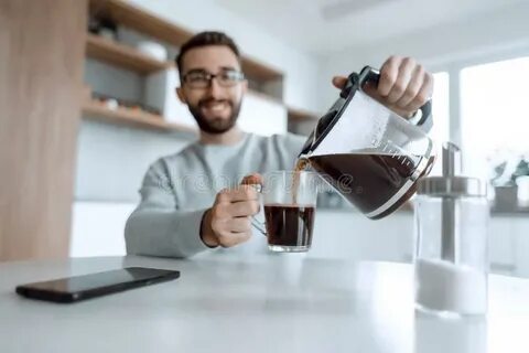 Мужчина наливает чай