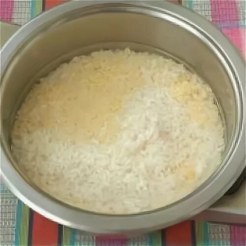 Каша рисовая пшенная на молоке в кастрюле