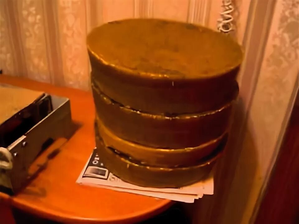 Как очистить воск от примесей. Центрифуга для воскотопки. воск после воскотопки. воск солнечной вытопки. топка воска в домашних.