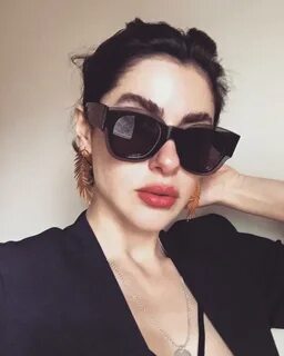 Несрин любит естественность, о чем говорят ее густые брови и легкий макияж....