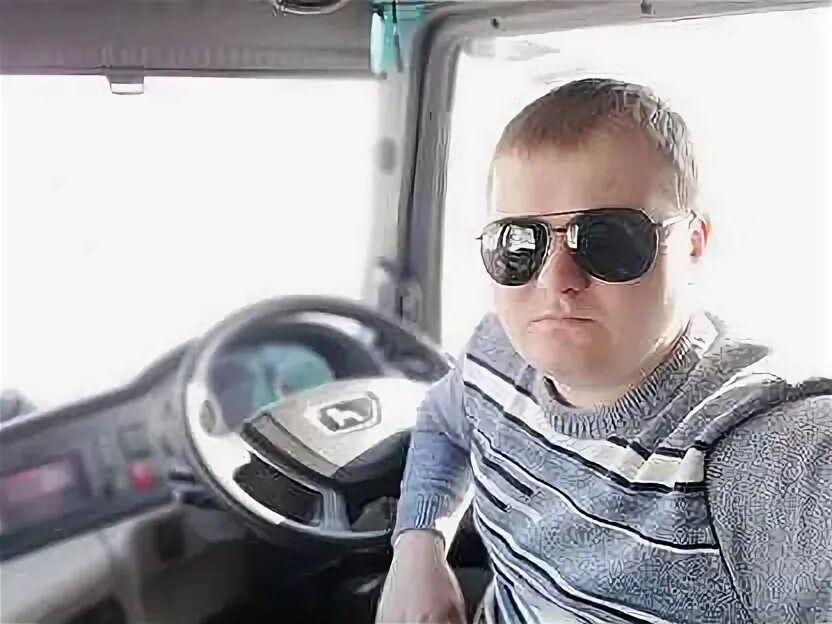 Водитель автобуса. Шофер. Водитель экспедитор категории с. Водитель категории d. Мужчина таксист.