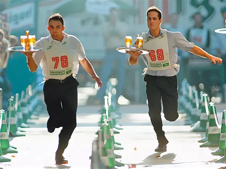 Бежим пить пиво. Бежит за пивом. Бег с пивом. Бегуны с пивом. Человек бежит за пивом.