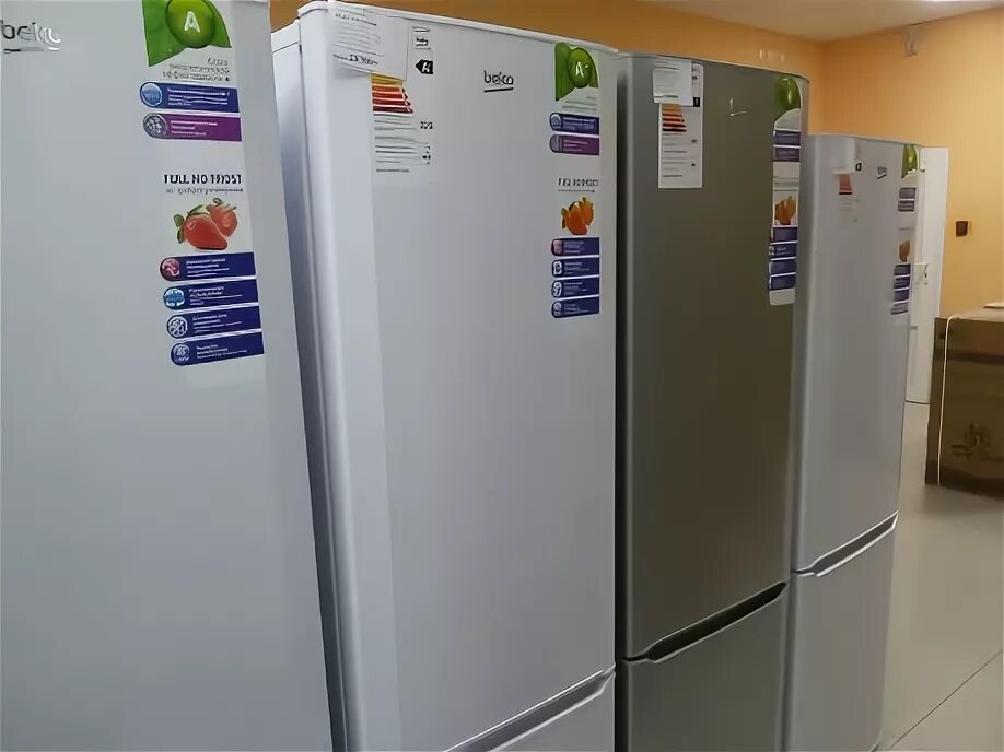 разноцветные холодильники. холодильники в ковровом.