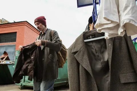 Забирают вещи из дома