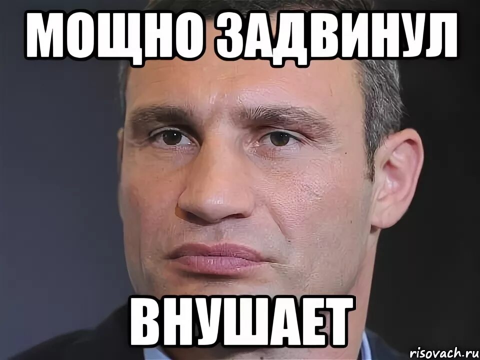 Мощно работает. Тормозит компьютер. Суперкомпьютер гибсон. Зависание компьютера. Мужчина с бородой в офисе.