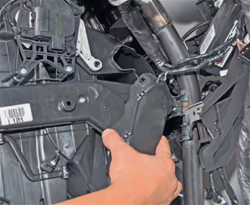 Как поменять печку на хендай солярис. Как поменять печку на хендай солярис. Hyundai tucson терморегулятор печки. Как поменять печку на хендай солярис. Крепление радиатора печки солярис.