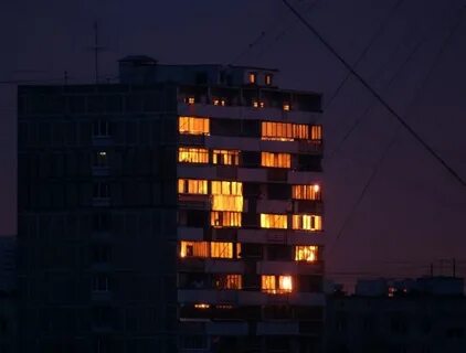 В окнах высотных зданий отражается