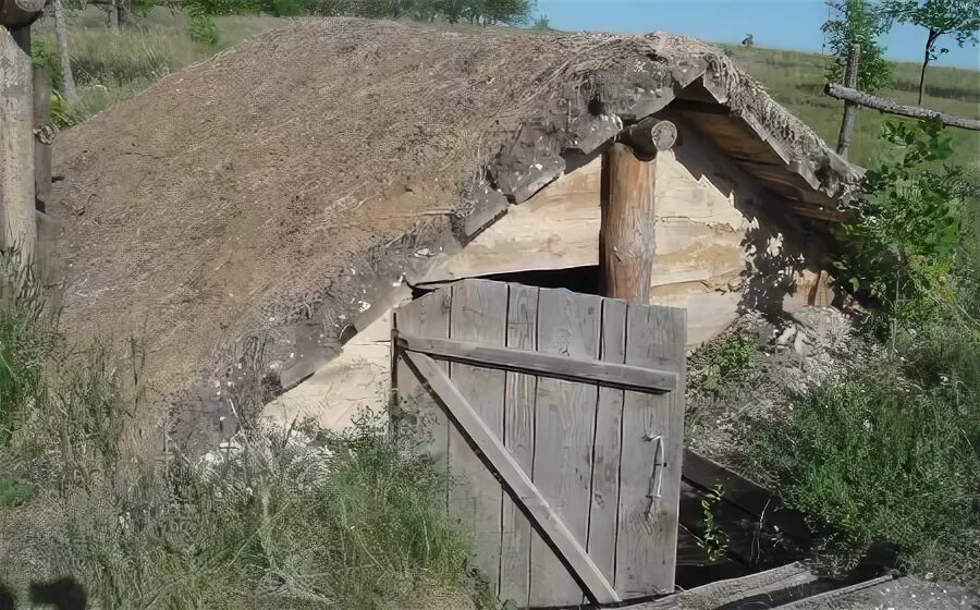 Звездные генералы для землянки читать. Жилище древних славян полуземлянка. Полуземлянка Неолит. Крыша землянки. Дом землянка.