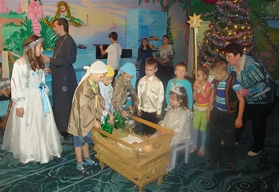 Рождественские колядки в садике. Рождество христово инсценировка. Рождение иисуса христа в вертепе. Коляда в садике. Рождество в россии.