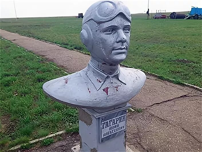 Гагарин дубки. Аэроклуб дубки имени гагарина. памятник ю.а. гагарину на аэродроме аэроклуба.