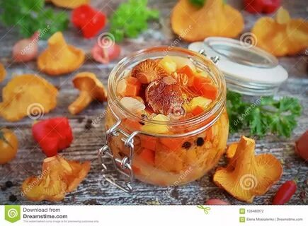 Лисички в томатном соусе
