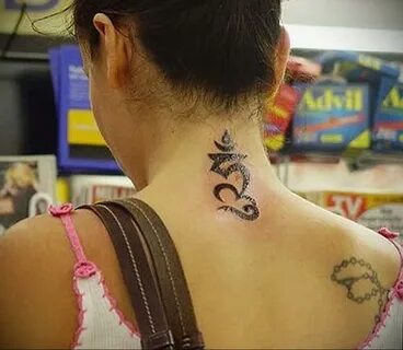 фото тату символ ОМ на шее 08.02.2020 № 004 -tattoo om- tattoo-photo.ru.
