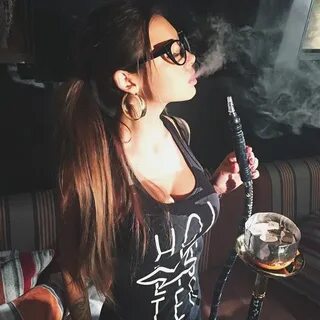 Девушки курят дома