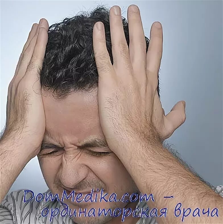 Мужчина уперся руками. Головокружение пациента. Головная боль головокружение. У человека болит голова. Девушка держится за голову.