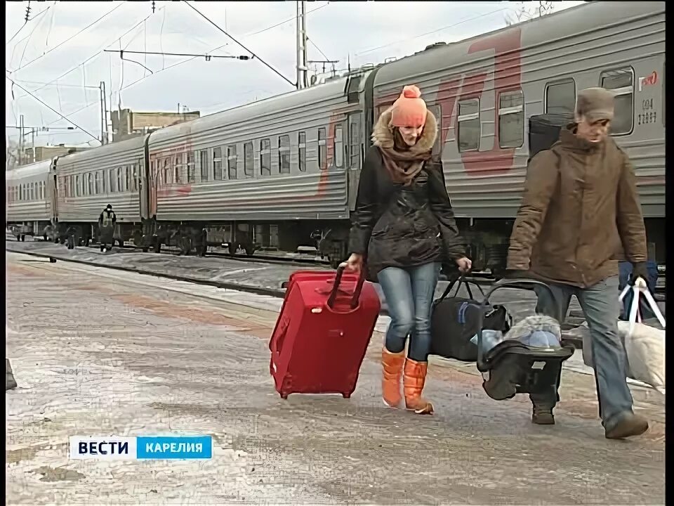 Поезд оленегорск санкт. Костомукша ЖД вокзал. Оленегорск поезд. Станция Костомукша пассажирская. Мурманск Костомукша поезд.