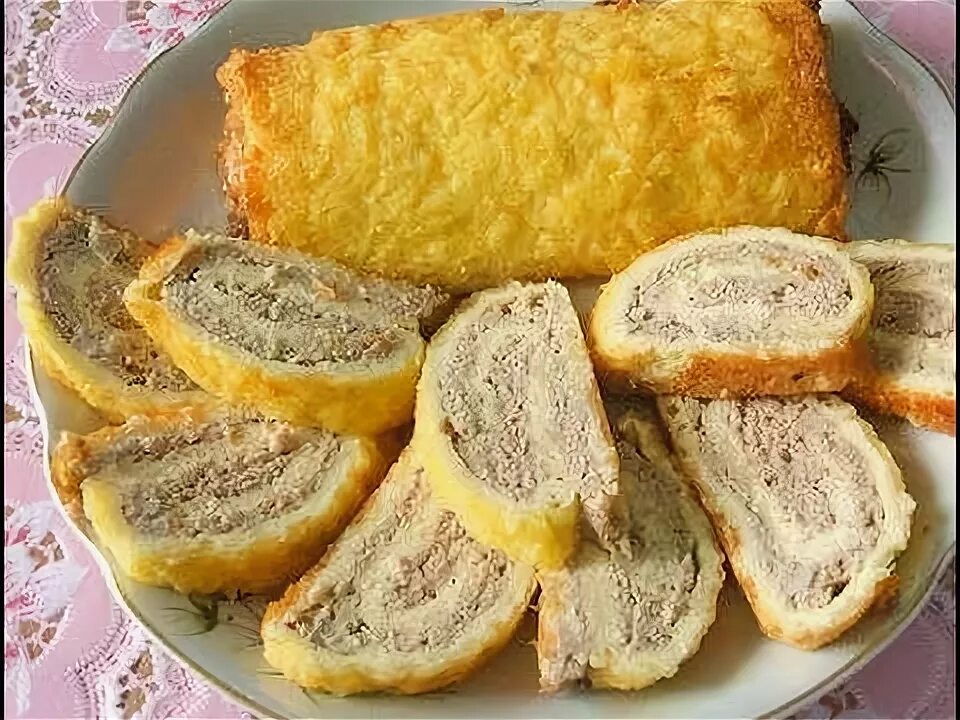 Мясной рулет в сырно-картофельной оболочке. Куриный рулет с фаршем. Сырный мясной рулет. Рулет из фарша в духовке. Сырный рулет с мясом фото.