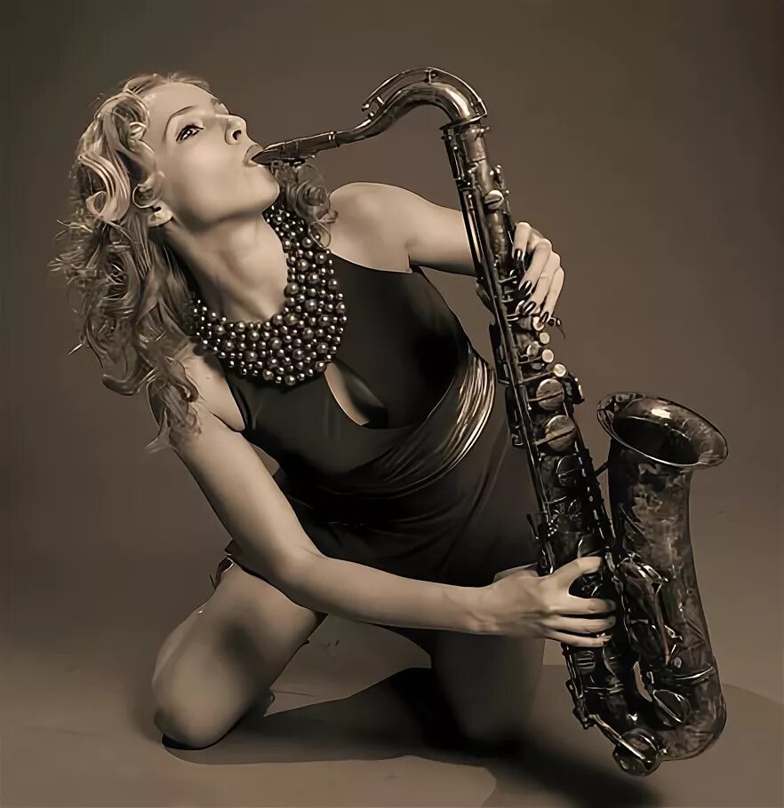 Игра на саксофоне видео девушки. Девушка с саксофоном. Игра на саксофоне. Шапошникова саксофонистка. Саксофонистка брайана ферри.