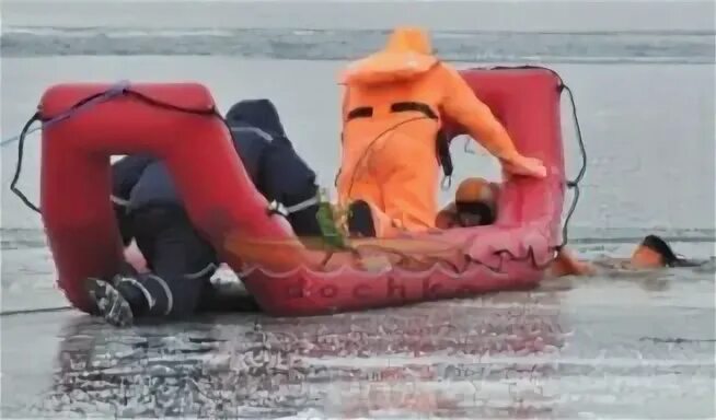 Спасательные лодки пвх. Лодка спасательная МЛАС-1. Резиновая лодка для спасателей. Надувной спасательный катер. Спасательная лодка надувная оранжевая.