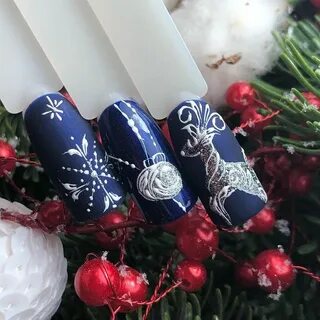 Новогодний шарик на ногтях