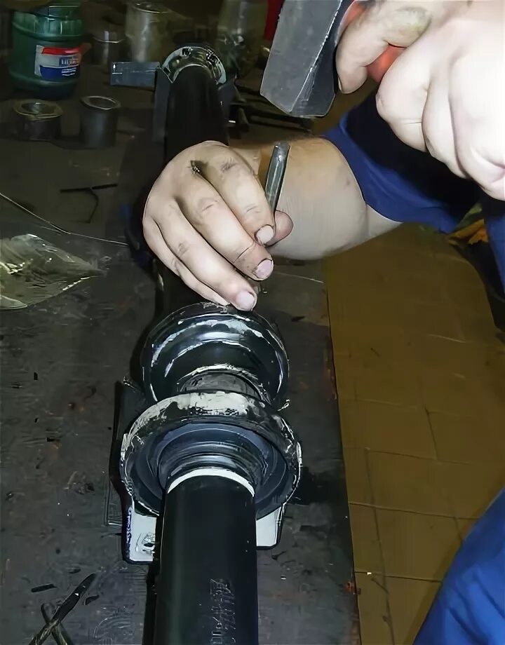 Замена подвесного подшипника фольксваген туарег. Пыльник карданного вала vw touareg. 2 2005. 5 дизель. Пыльник карданного вала туарег 2004.